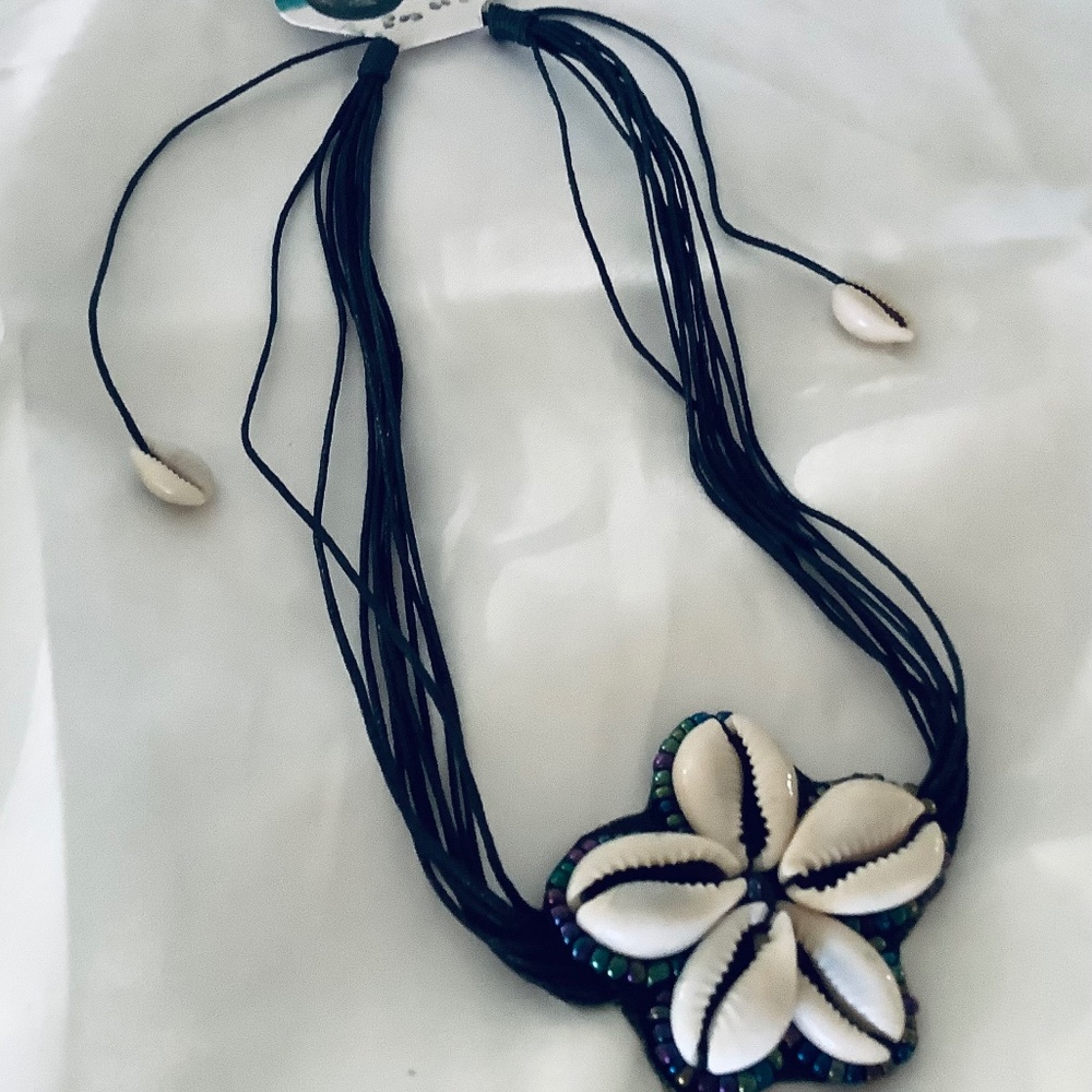 Cowrie Black Shell Flower Necklace Tropical Exotic  NWT - Picture 2 of 4